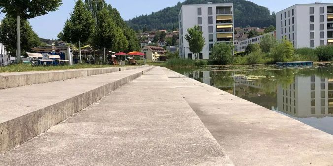 Sitzplätze am Teich im Liebfeld Park
