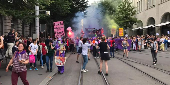 Mann Fahrt An Frauenstreik In Menschenmenge