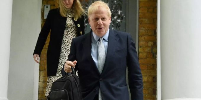 Boris Johnson (r), ehemaliger Aussenminister von Grossbritannien, verlässt sein Haus in London. Boris Johnson
