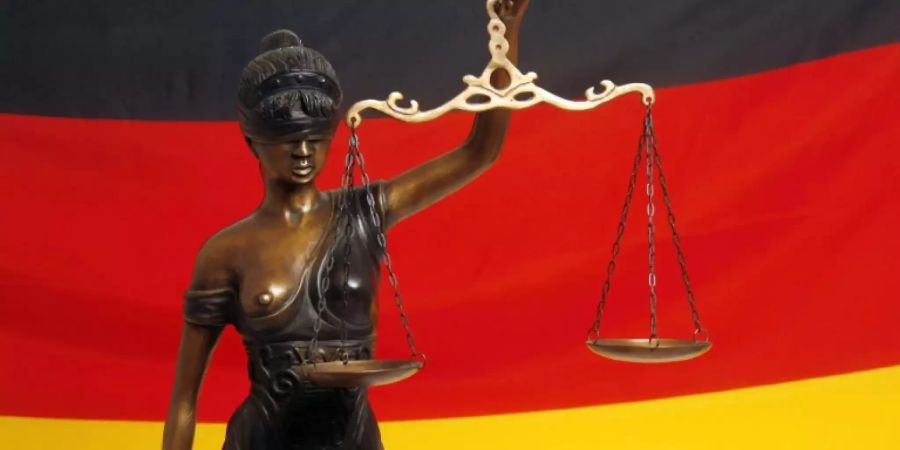Justitia vor Deutschlandfahne