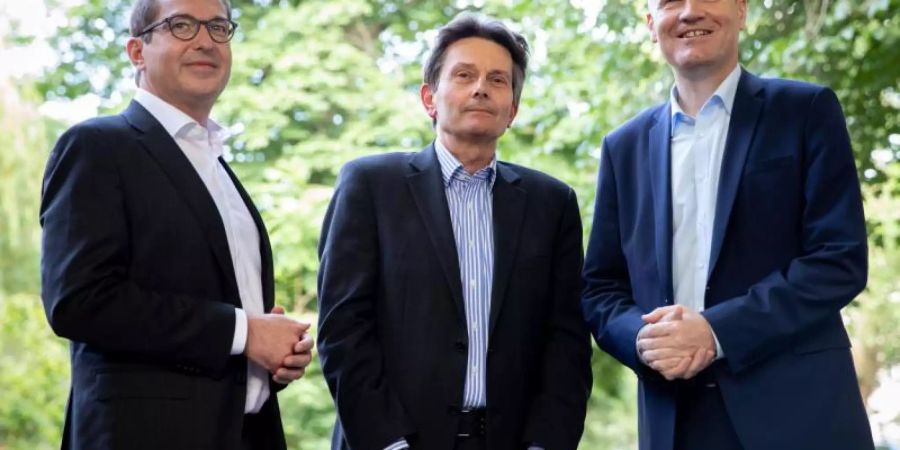 Gruppenbild: Rolf Mützenich (m.), kommissarischer Vorsitzender der SPD-Bundestagsfraktion, Ralph Brinkhaus (r.), Vorsitzender der CDU/CSU-Bundestagsfraktion, und Alexander Dobrindt, CSU-Landesgruppenchef. Foto: Kay Nietfeld