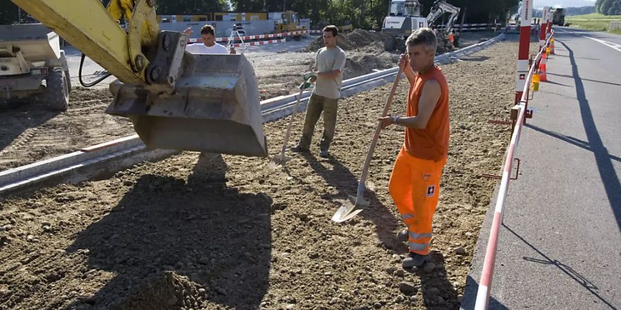 Neun Firmen im Bündner Strassenbau haben sich mit dem Kanton auf die Zahlung mehrerer Millionen Franken geeinigt (Themenbild).