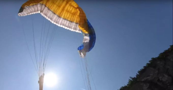 Der Moment als der Schirm von Greg Overton bei seinem Flug bei Lauterbrunnen BE in sich zusammenfällt. Gleitschirm-Flieger Lauterbrunnen.