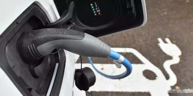 Ein Elektroauto wird an einer Ladestation aufgeladen. automobilindustrie