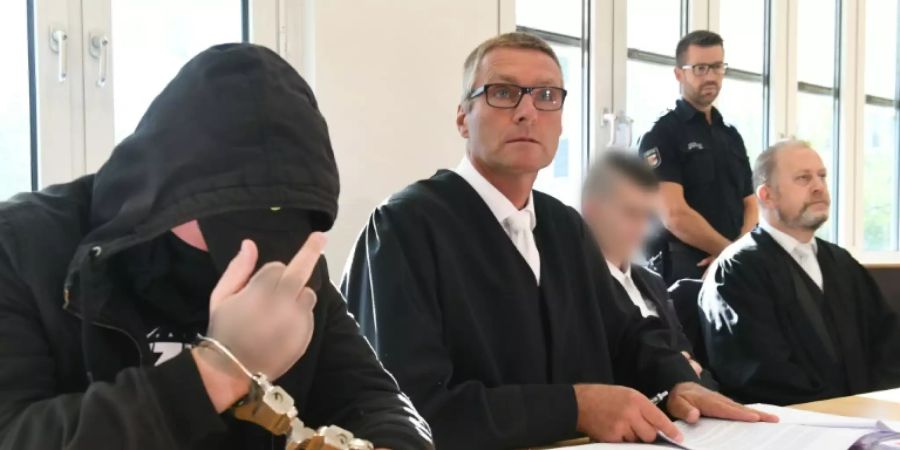 Die Angeklagten mit ihren Verteidigern im Gerichtssaal