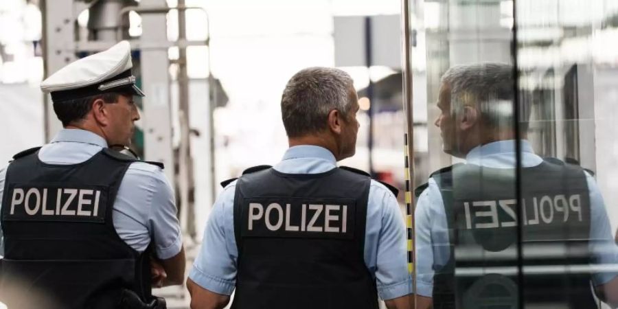 Polizisten sstehen im Hauptbahnhof an einem Gleis. Foto: Andreas Arnold
