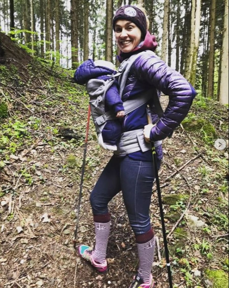 Wenn Martina Hingis wandern geht, ist die kleine Lia immer mit dabei.