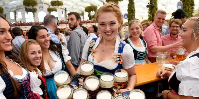 Die Wiesnbedienung Beli trägt im Hofbräuzelt die ersten Bierkrüge zu den Gästen. oktoberfest