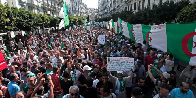 Demonstranten tragen algerische Nationalflaggen bei einem Protest gegen die Regierung. Foto: Fateh Guidoum Algerien