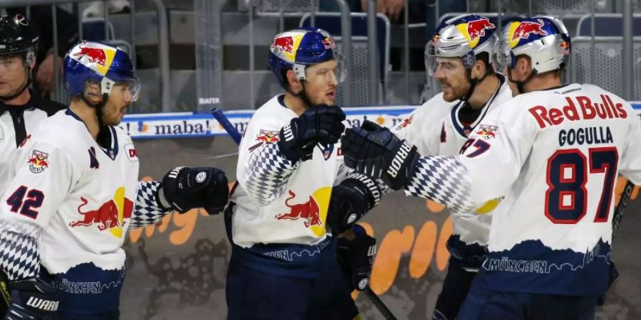 Münchens Spieler feiern den Treffer zum zwischenzeitlichen 1:1 durch Patrick Hager (M). Foto: Michael Deines