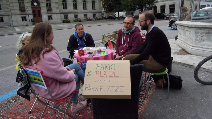 Gemütliches Zusammensitzen am letzten Park(ing) Day.