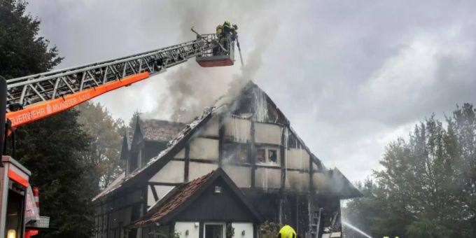 Feuerwehreinsatz nach der Hausexplosion in Münster Feuerwehreinsatz nach der Hausexplosion in Münster