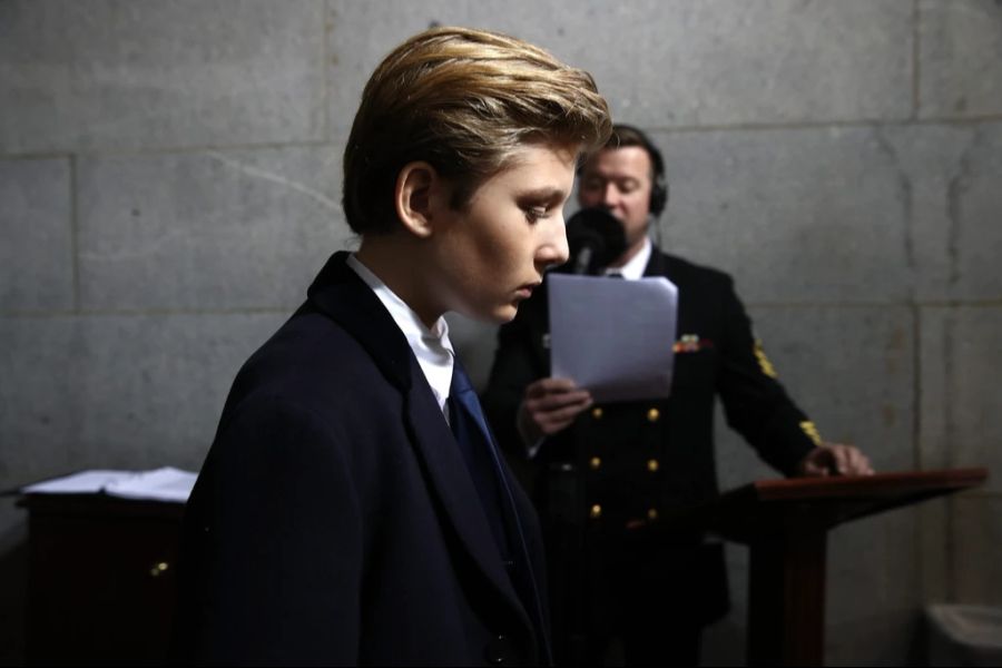 Barron William Trump – hier an der Amtseinführung seines Vaters im Januar 2017 – führt ein verhältnismässig zurückgezogenes Leben. Was ist über den Präsidenten-Spross bekannt? (Archivbild)