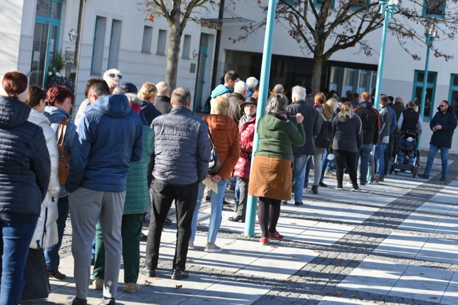 Zahlreiche Menschen warten am Sonntag, 07. November 2021, auf die Möglichkeit einer Impfung gegen das Coronavirus in Seewalchen.