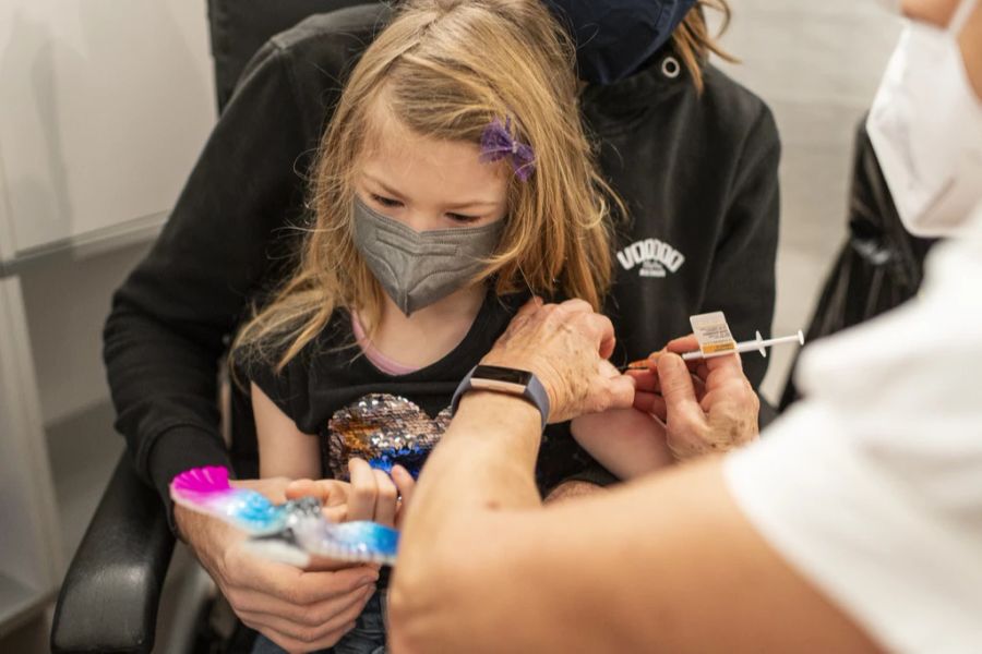 Ein Kind lässt sich am 15. Januar 2022 im Inselspital in Bern gegen das Coronavirus impfen.