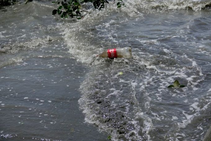 Durch Strömungen landet Plastikmüll in der Arktis. Arktis