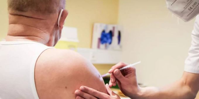 Einer aktuellen Analyse zufolge ermöglicht eine dritte Impfung gegen das Coronavirus auch bei einer Infektion mit der Omikron-Variante einen hohen Schutz vor einem schweren Verlauf. 80 jährige