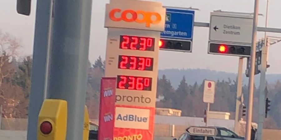 Seit dem 9. März 2022 müssen Autofahrer mehr blechen: Das Benzin an der Coop-Pronto-Tankstelle in Dietikon ZH kostete 2.23 Franken pro Liter. Der Anstieg ist dem Ukraine-Krieg geschuldet.