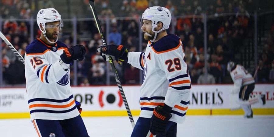 Leon Draisaitl (r) und Darnell Nurse von den Edmonton Oilers. Foto: Matt Slocum/AP/dpa