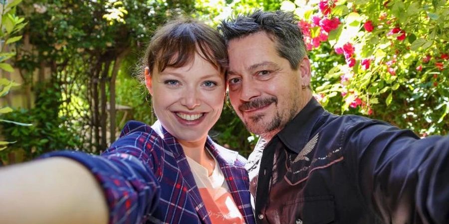 Die junge Anwältin Anna (Marie-Luise Stockinger) und Richie (Fritz Karl) nehmen verliebt ein Selfie auf. Foto: Stefan Haring/ORF/Epofilm /dpa