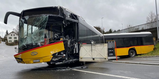 Moosleerau AG: Postauto verunfallt