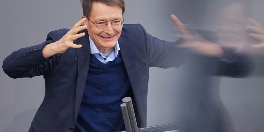 Gesundheitsminister Karl Lauterbach (SPD) spricht im Bundestag zur Impfpflicht.