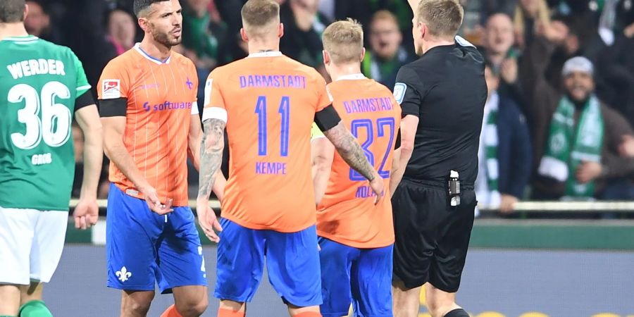 Für Darmstadts Klaus Gjasula (l) war das Spiel in Bremen schon vor der Halbzeit beendet.