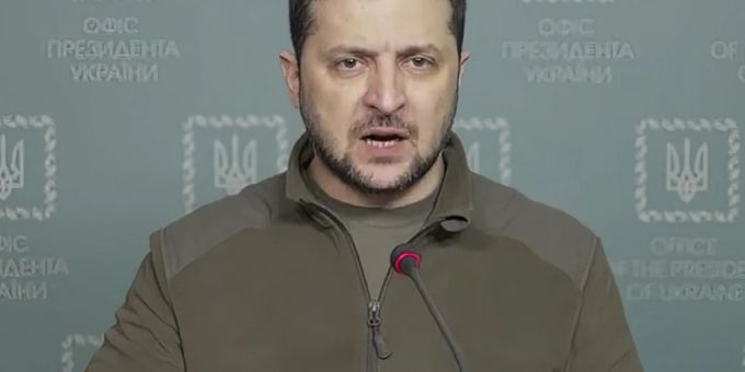 HANDOUT - In diesem Bild aus einem Video, das vom Pressebüro des ukrainischen Präsidenten zur Verfügung gestellt und am Dienstag, 15. März 2022, auf Facebook veröffentlicht wurde, spricht der ukrainische Präsident Wolodymyr Selenskyj. Foto: -/Ukrainian Presidential Press Office/AP/dpa - ACHTUNG: Nur zur redaktionellen Verwendung und nur mit vollständiger Nennung des vorstehenden Credits HANDOUT - In diesem Bild aus einem Video, das vom Pressebüro des ukrainischen Präsidenten zur Verfügung gestellt und am Dienstag, 15. März 2022, auf Facebook veröffentlicht wurde, spricht der ukrainische Präsident Wolodymyr Selenskyj. Foto: -/Ukrainian Presidential Press Office/AP/dpa - ACHTUNG: Nur zur redaktionellen Verwendung und nur mit vollständiger Nennung des vorstehenden Credits