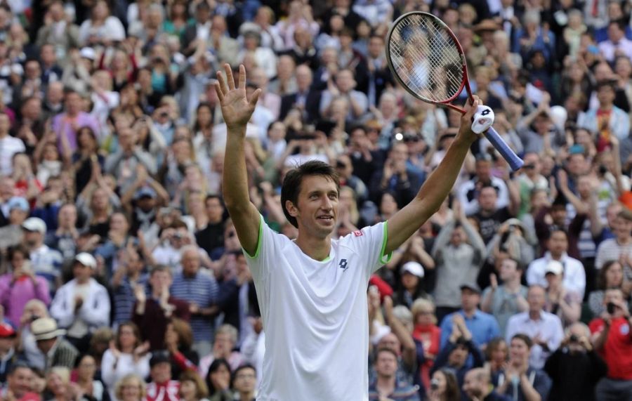 Sergej Stachowski lässt sich nach dem Sieg gegen Roger Federer von den Fans feiern.