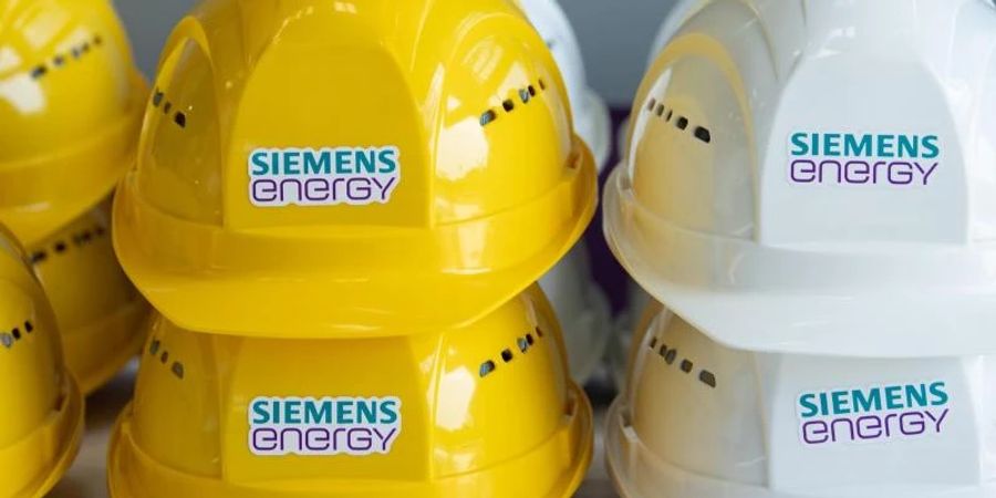 Schutzhelme mit der Aufschrift «Siemens Energy»: Das Unternehmen gibt Zahlen bekannt. Foto: Sebastian Kahnert/dpa-Zentralbild/dpa