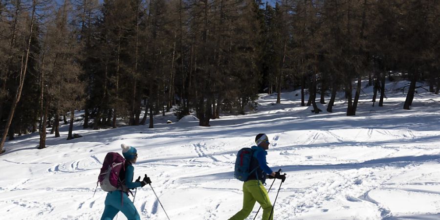 Fünf Skitourengänger wurden am Montag in Villars-sur-Ollon und in Gryon in den Waadtländer Alpen von zwei verschiedenen Lawinen erfasst. Verletzt wurde niemand. (Symbolbild)