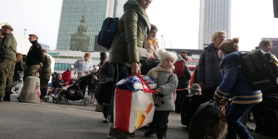 Ukrainische Flüchtlinge am Hauptbahnhof in Warschau, Polen.