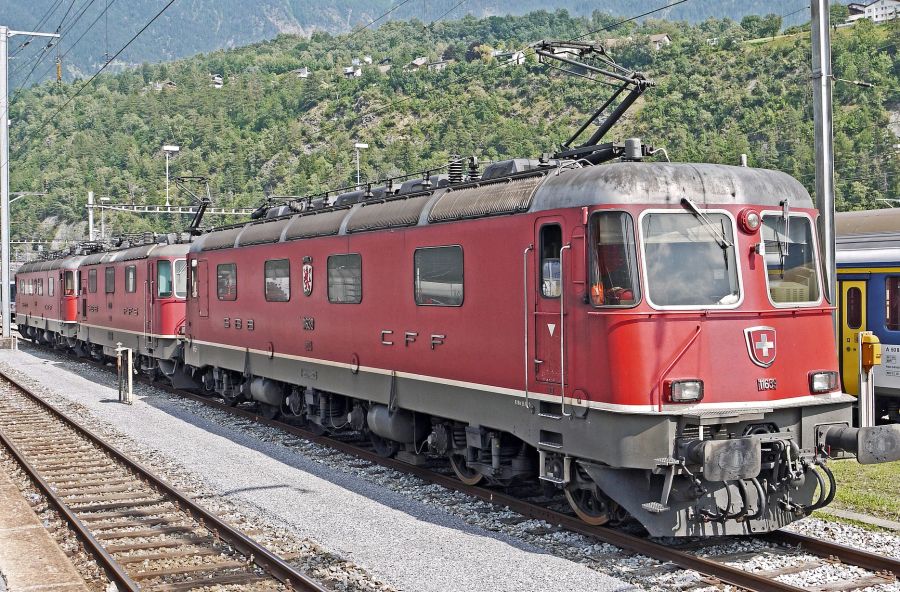 Eines der Highlights der 70er Jahre war die Inbetriebnahme der Re 6/6. Sie beförderte bis zu 800 Tonnen schwere Güterzüge die Gotthardrampen hoch und runter. Dank ihrem Einsatz am Gotthard wurden die Ae 6/6 (s. Bild oben) frei für Einsätze im Mittelland, wo sie viele ältere Lokomotiven verdrängten und so die Modernisierung des Rollmaterials besiegelten.