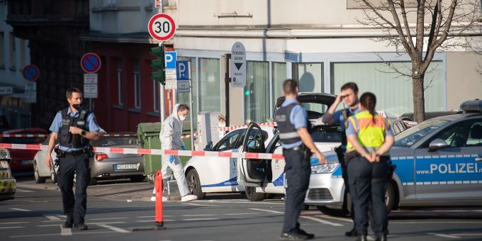 Polizeibeamte arbeiten nach einem Einsatz am Mainzer Aliceplatz. Polizeibeamte arbeiten nach einem Einsatz am Mainzer Aliceplatz.