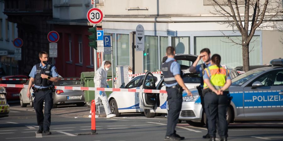 Polizeibeamte arbeiten nach einem Einsatz am Mainzer Aliceplatz.