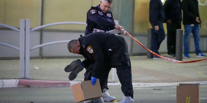 Bei einem Anschlag in Israel sind vier Menschen getötet worden. Bei einem Anschlag in Israel sind vier Menschen getötet worden.