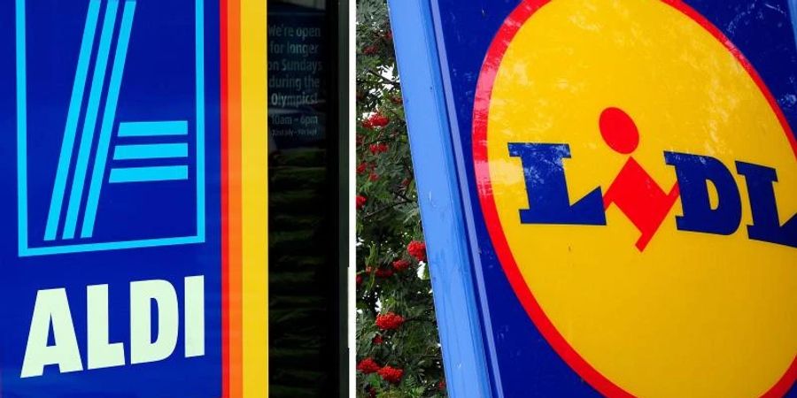 Die Bildkombo zeigt die Logos der deutschen Discounter Aldi (l) und Lidl. Die Schwarz-Gruppe mit ihren Töchtern Lidl und Kaufland und der Discounter Aldi haben ihren Platz unter den zehn grössten Einzelhändlern weltweit behauptet. Foto: Pa/PA Wire/dpa