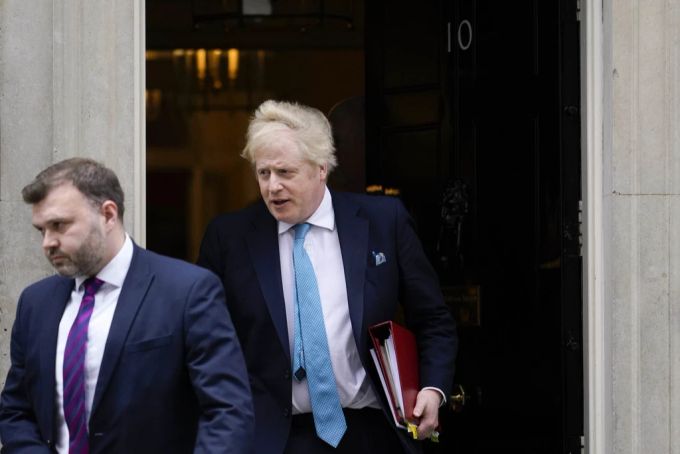 Der britische Premierminister Boris Johnson auf dem Weg zum Parlament, 23. Februar 2022. Johnson UK Ukraine Konflikt