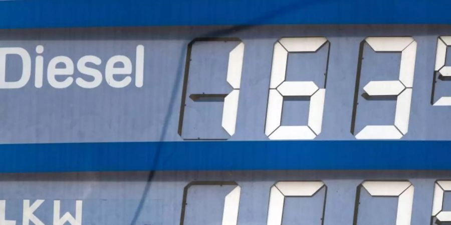 Dieselfahrer müssen derzeit so viel wie nie zuvor für ihren Kraftstoff bezahlen. Im bundesweiten Tagesdurchschnitt des Sonntags kostete ein Liter Diesel 1,584 Euro, das ist der höchste je vom Verkehrsclub gemessene Wert. Foto: Federico Gambarini/dpa