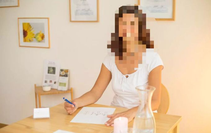 B.B. will in ihrer Heilpraxis vermeintliche Giftstoffe von Masken-, PCR-Tests und Impfungen gegen das Coronavirus unschädlich machen (Person aus Datenschutzgründen von Nau.ch unkenntlich gemacht). coronavirus