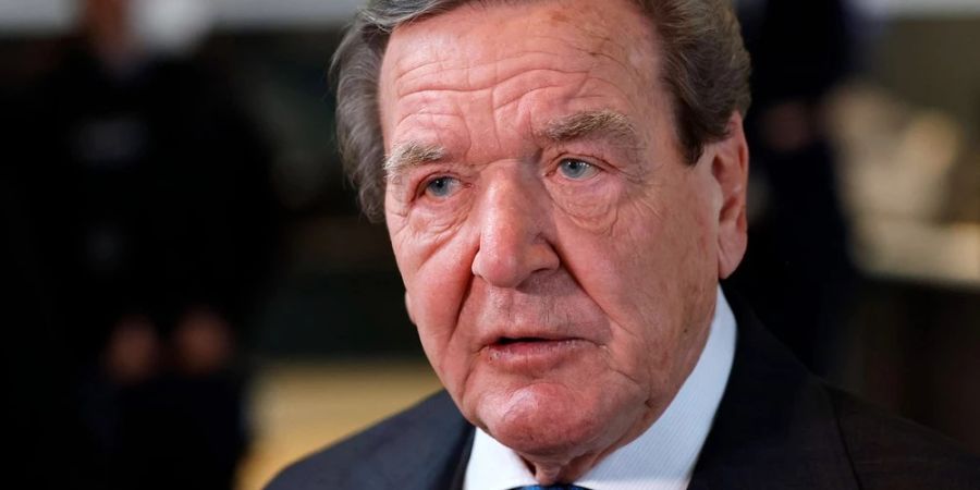 Gerhard Schröder hat Ehrenmitgliedschaften im deutschen Fussball verloren.