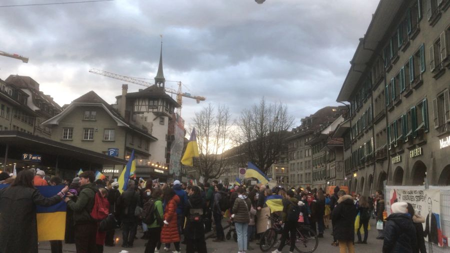 Menschen demonstrieren in Bern gegen den Einmarsch Russlands in die Ukraine.