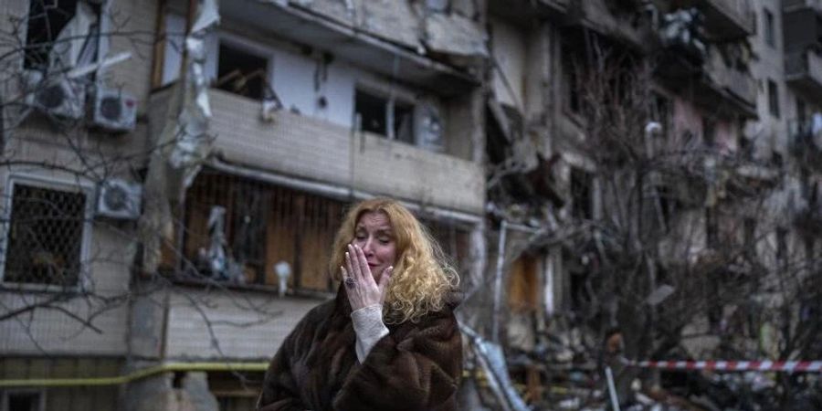 Schrecken des Krieges: Ein Raketenangriff der russischen Truppen zerstörte dieses Wohnhaus in Kiew. Foto: Emilio Morenatti/AP/dpa