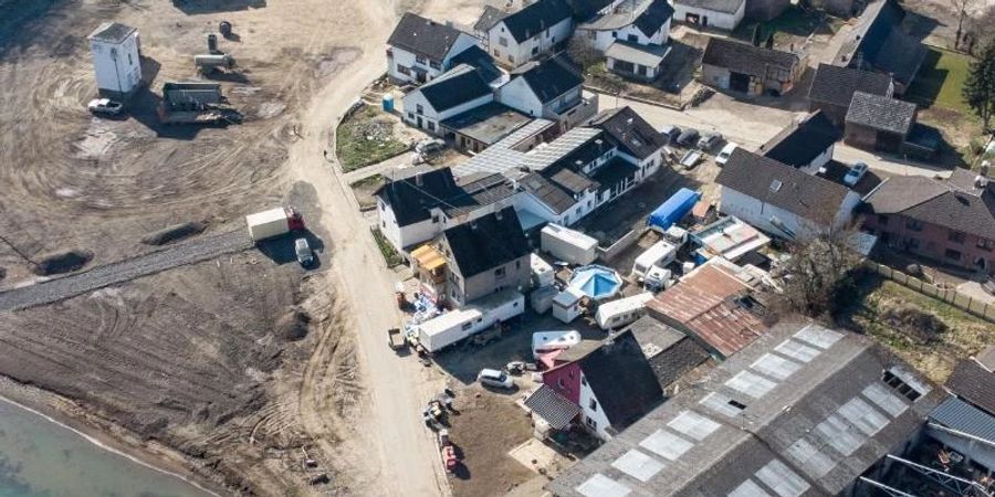 Zahlreiche Freiflächen im Ortskern lassen erkennen, wo hier in den vergangenen Monaten von der Flut zerstörte Häuser abgerissen wurden (Luftaufnahme mit einer Drohne). Foto: Boris Roessler/dpa