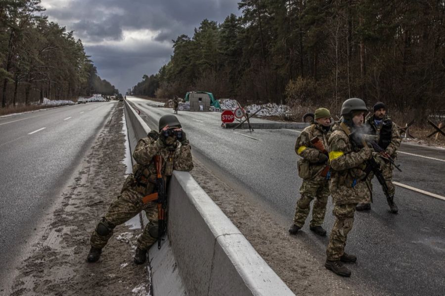 Ukrainische Soldaten halten Ausschau nach den Russen.