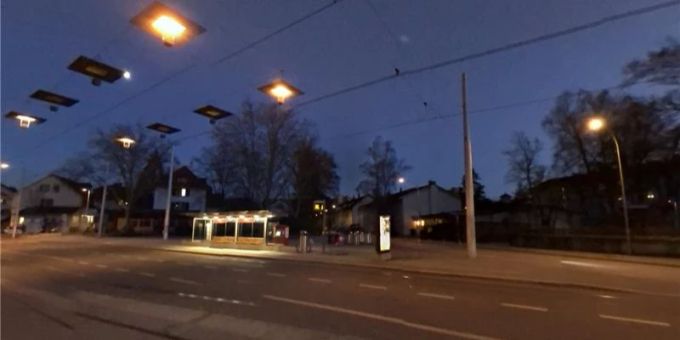 Die Bushaltestelle Statthalterstrasse in Bern bei Nacht. Statthalterstrasse Bern Bushaltestelle
