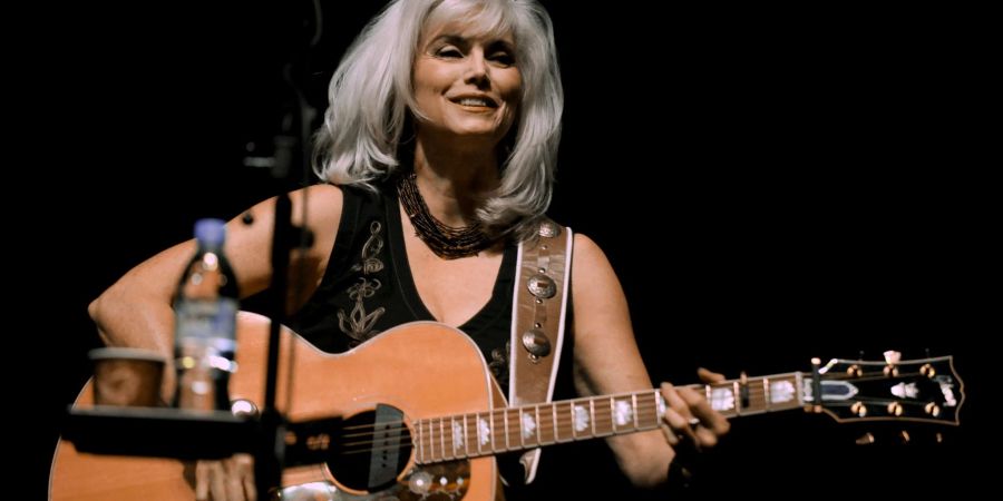 Emmylou Harris hat mehr als ein Dutzend Gammys im Laufe ihrer Karriere bekommen.