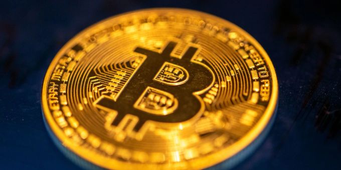 Eine Münze der Digitalwährung Bitcoin. Eine Münze der Digitalwährung Bitcoin.