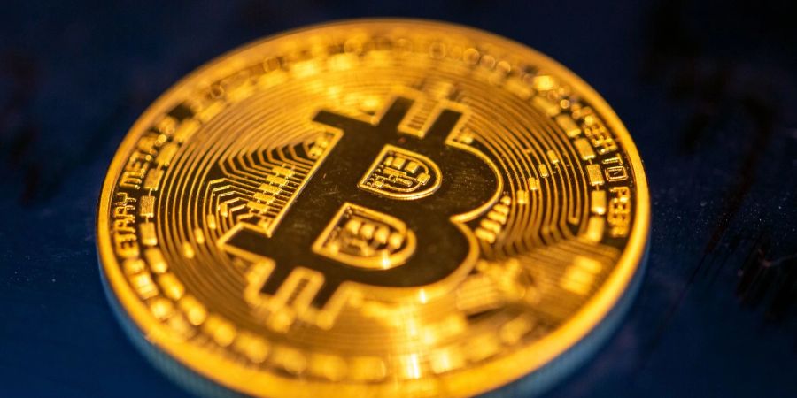 Eine Münze der Digitalwährung Bitcoin.