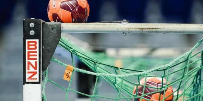 Spielbälle liegen im Netz eines Handball-Tors. Foto: Uwe Anspach/dpa/Symbolbild Spielbälle liegen im Netz eines Handball-Tors. Foto: Uwe Anspach/dpa/Symbolbild